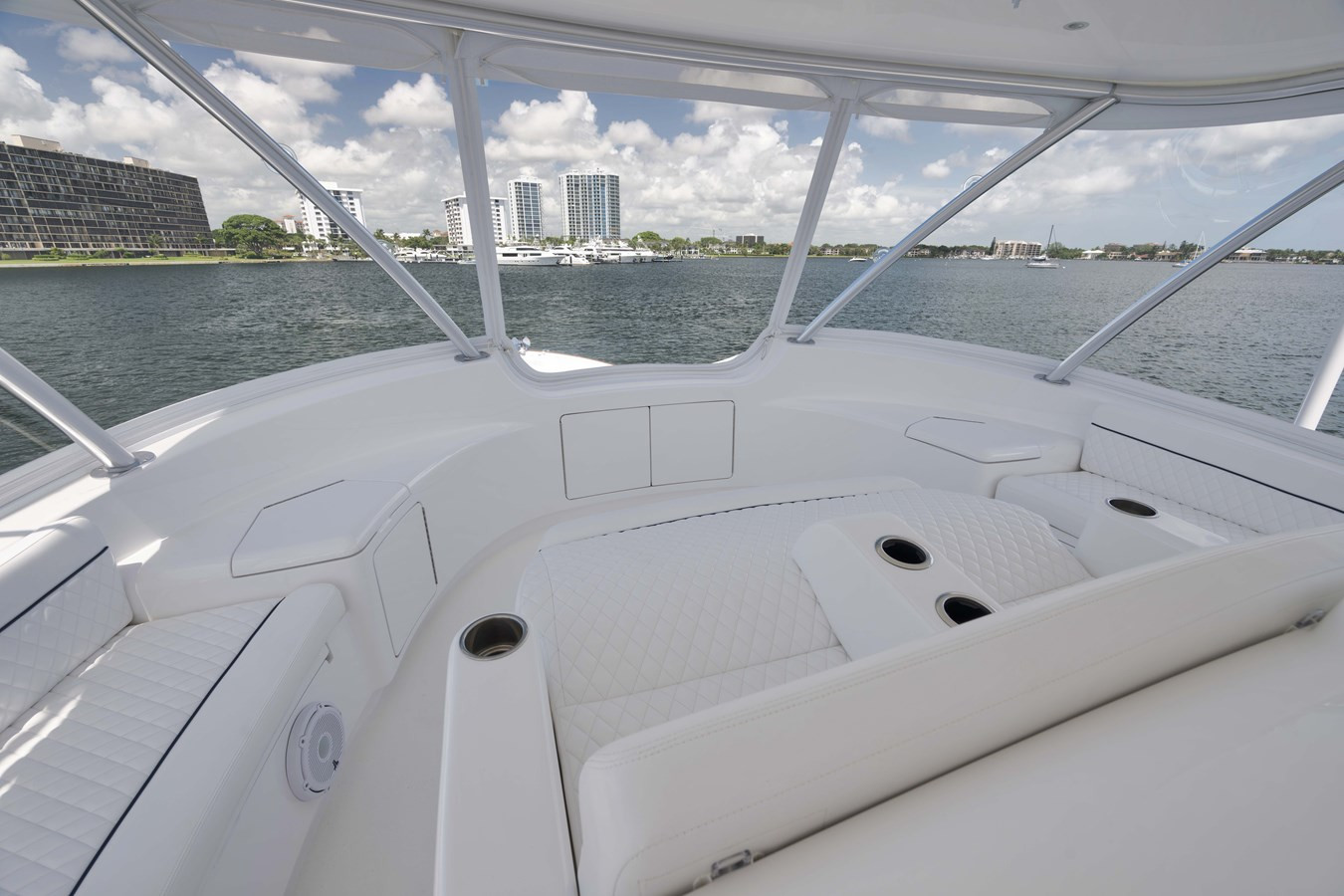 https://arconyachts.ams3.digitaloceanspaces.com/103281/conversions/large_4367362-optimize.jpg