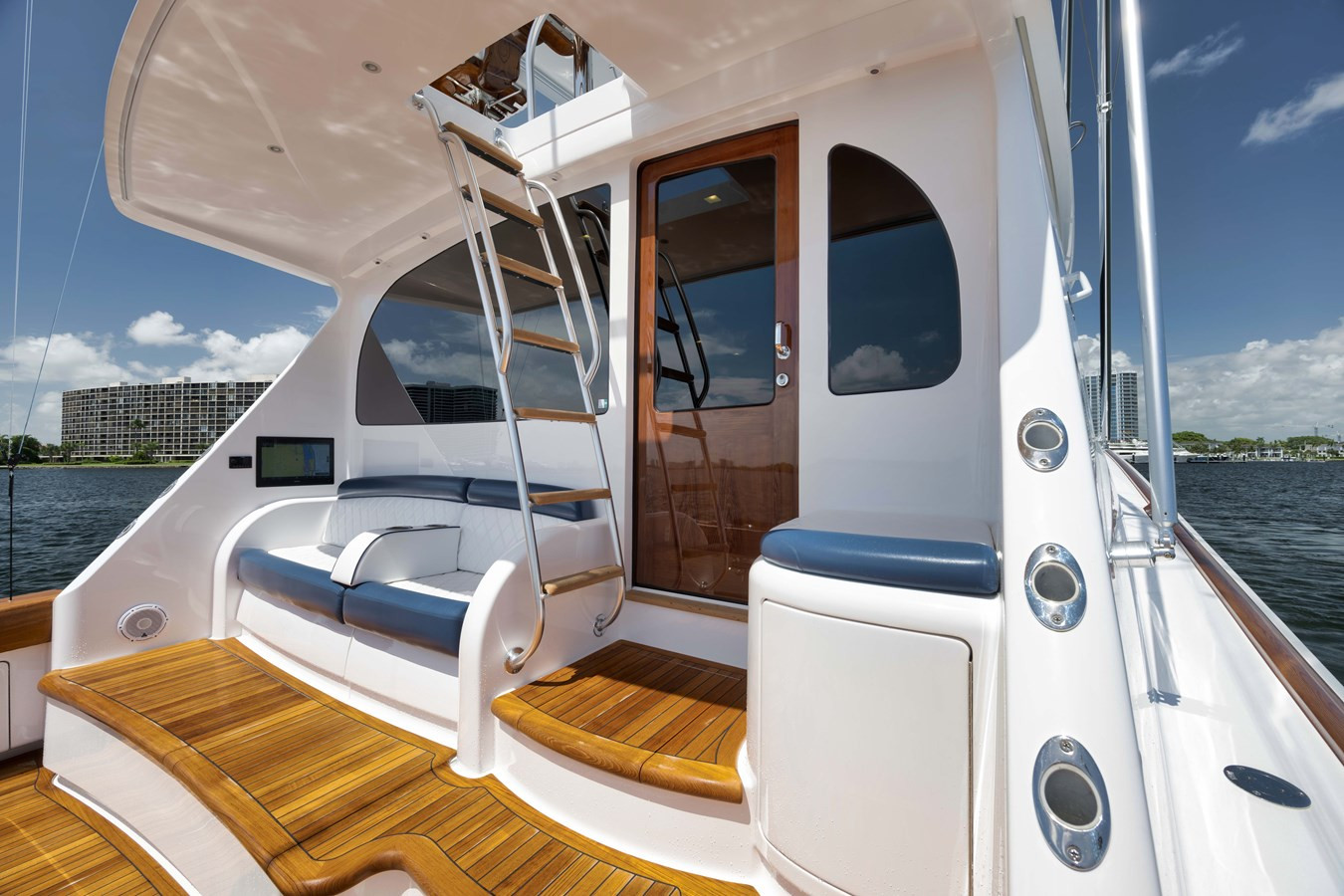 https://arconyachts.ams3.digitaloceanspaces.com/103299/conversions/large_4367346-optimize.jpg