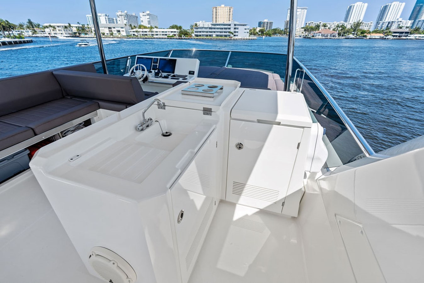 https://arconyachts.ams3.digitaloceanspaces.com/103611/conversions/large_4682454-optimize.jpg