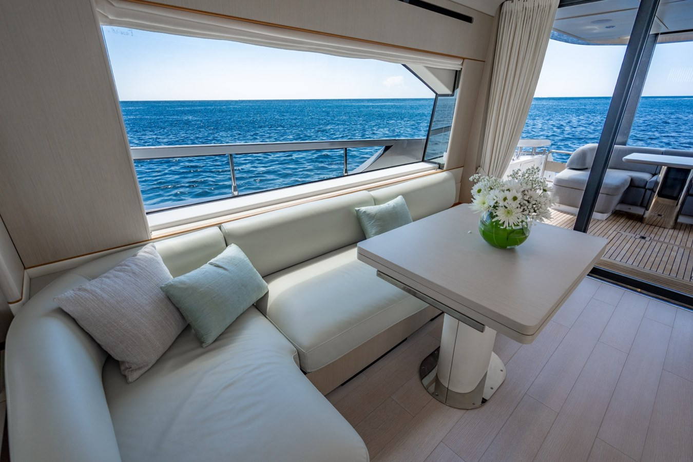 https://arconyachts.ams3.digitaloceanspaces.com/103621/conversions/large_4689175-optimize.jpg