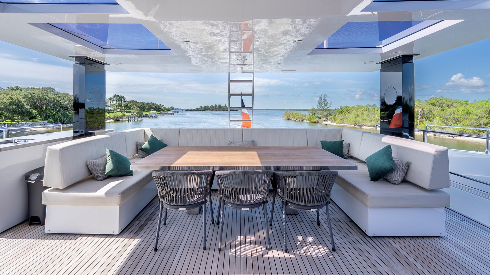 https://arconyachts.ams3.digitaloceanspaces.com/103665/conversions/large_4729840-optimize.jpg