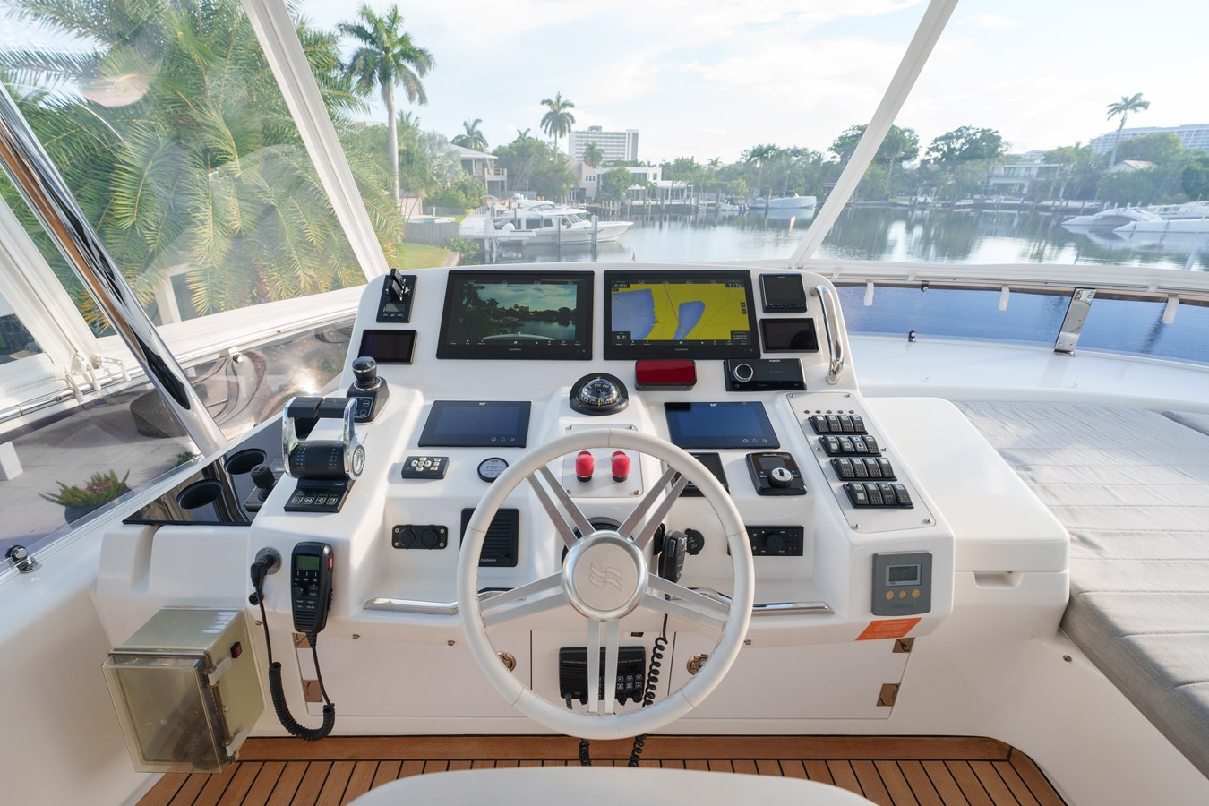https://arconyachts.ams3.digitaloceanspaces.com/103828/conversions/large_4766484-optimize.jpg