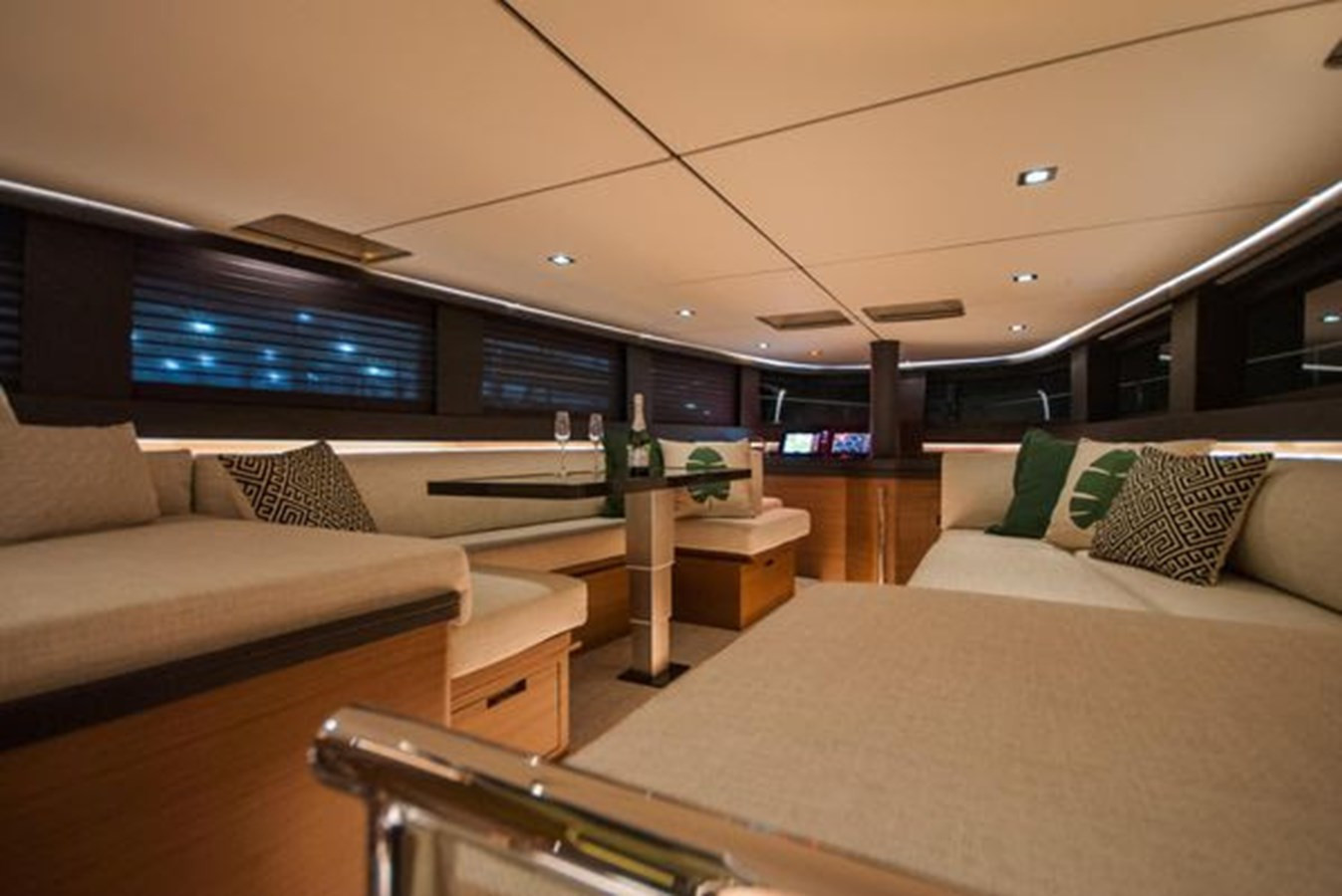 https://arconyachts.ams3.digitaloceanspaces.com/103896/conversions/large_4750645-optimize.jpg