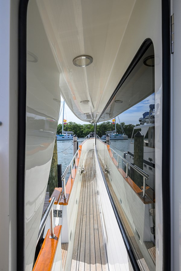 https://arconyachts.ams3.digitaloceanspaces.com/104046/conversions/large_4823948-optimize.jpg