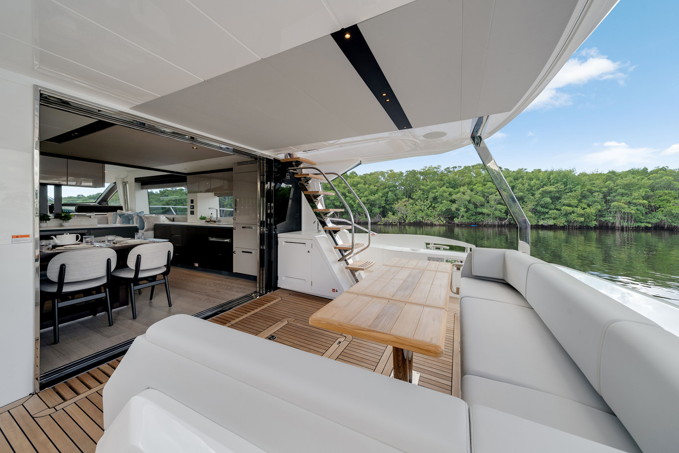 https://arconyachts.ams3.digitaloceanspaces.com/104126/conversions/large_4844734-optimize.jpg