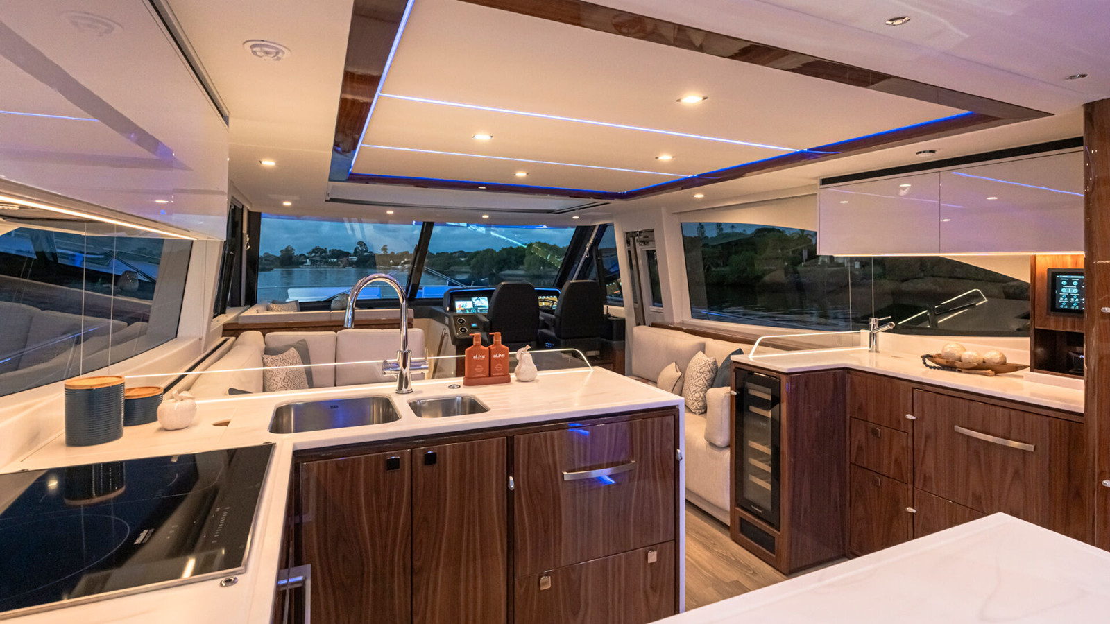 https://arconyachts.ams3.digitaloceanspaces.com/104189/conversions/large_4839847-optimize.jpg
