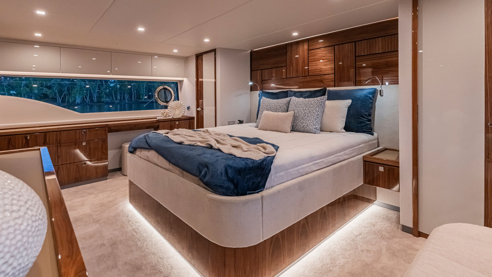 https://arconyachts.ams3.digitaloceanspaces.com/104191/conversions/large_4839851-optimize.jpg