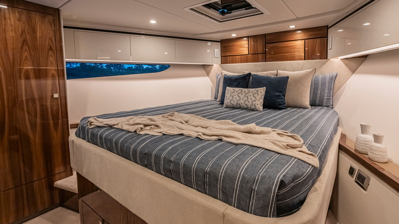 https://arconyachts.ams3.digitaloceanspaces.com/104197/conversions/large_4839855-optimize.jpg