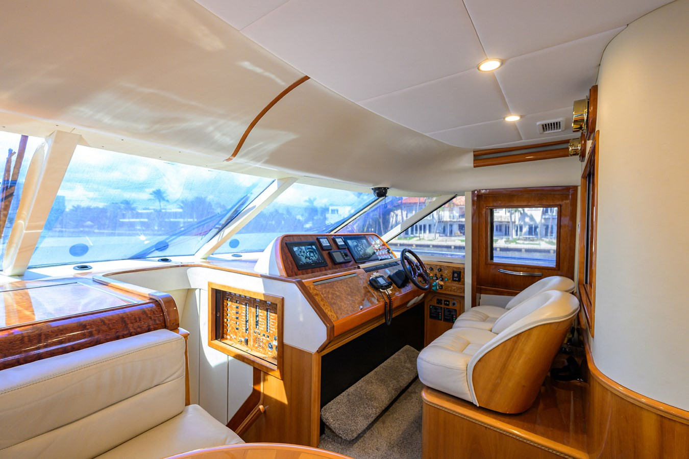 https://arconyachts.ams3.digitaloceanspaces.com/104359/conversions/large_4846780-optimize.jpg