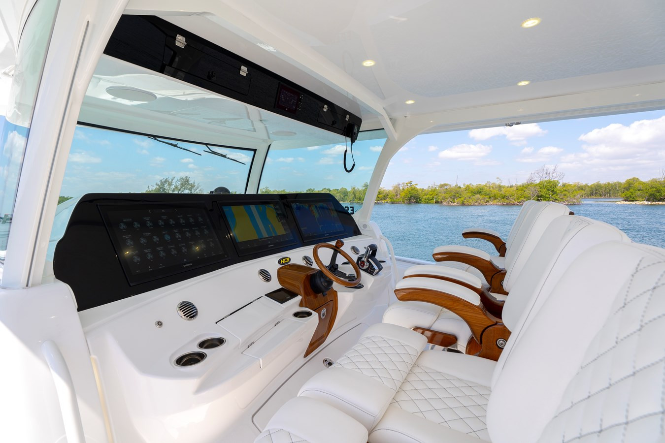https://arconyachts.ams3.digitaloceanspaces.com/104528/conversions/large_4652875-optimize.jpg