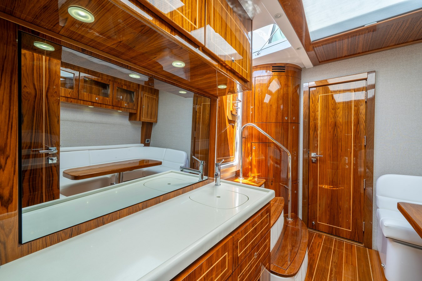 https://arconyachts.ams3.digitaloceanspaces.com/104561/conversions/large_4652891-optimize.jpg