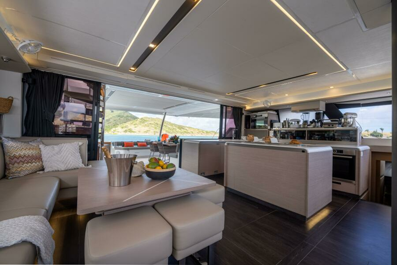 https://arconyachts.ams3.digitaloceanspaces.com/104684/conversions/large_4761115-optimize.jpg