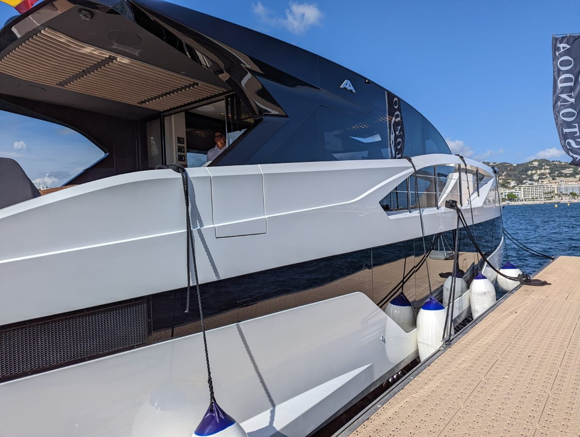 https://arconyachts.ams3.digitaloceanspaces.com/104855/conversions/large_3648455-optimize.jpg