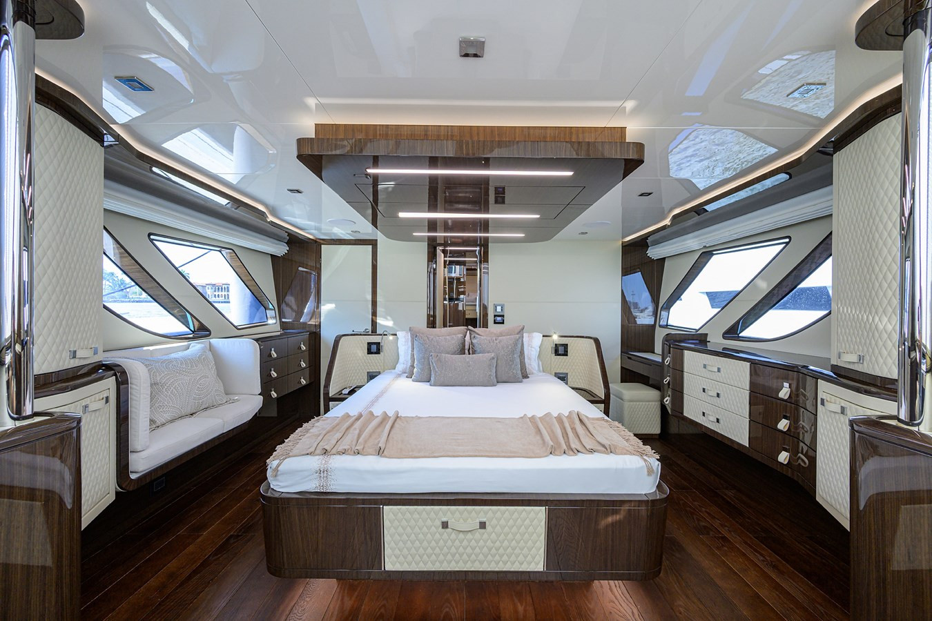 https://arconyachts.ams3.digitaloceanspaces.com/104992/conversions/large_4656414-optimize.jpg