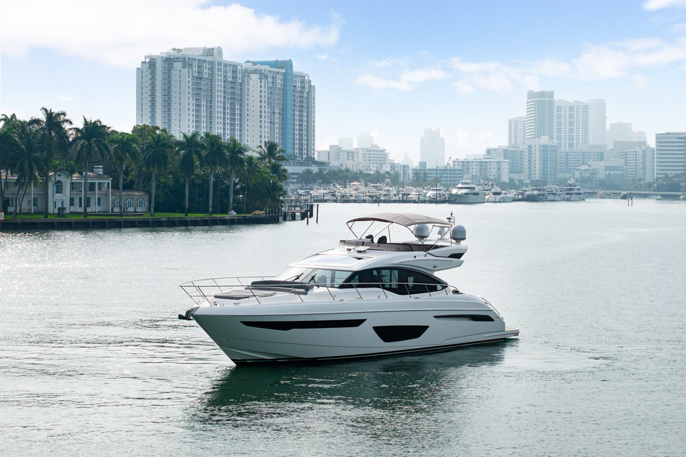 https://arconyachts.ams3.digitaloceanspaces.com/105000/conversions/large_4254053-optimize.jpg