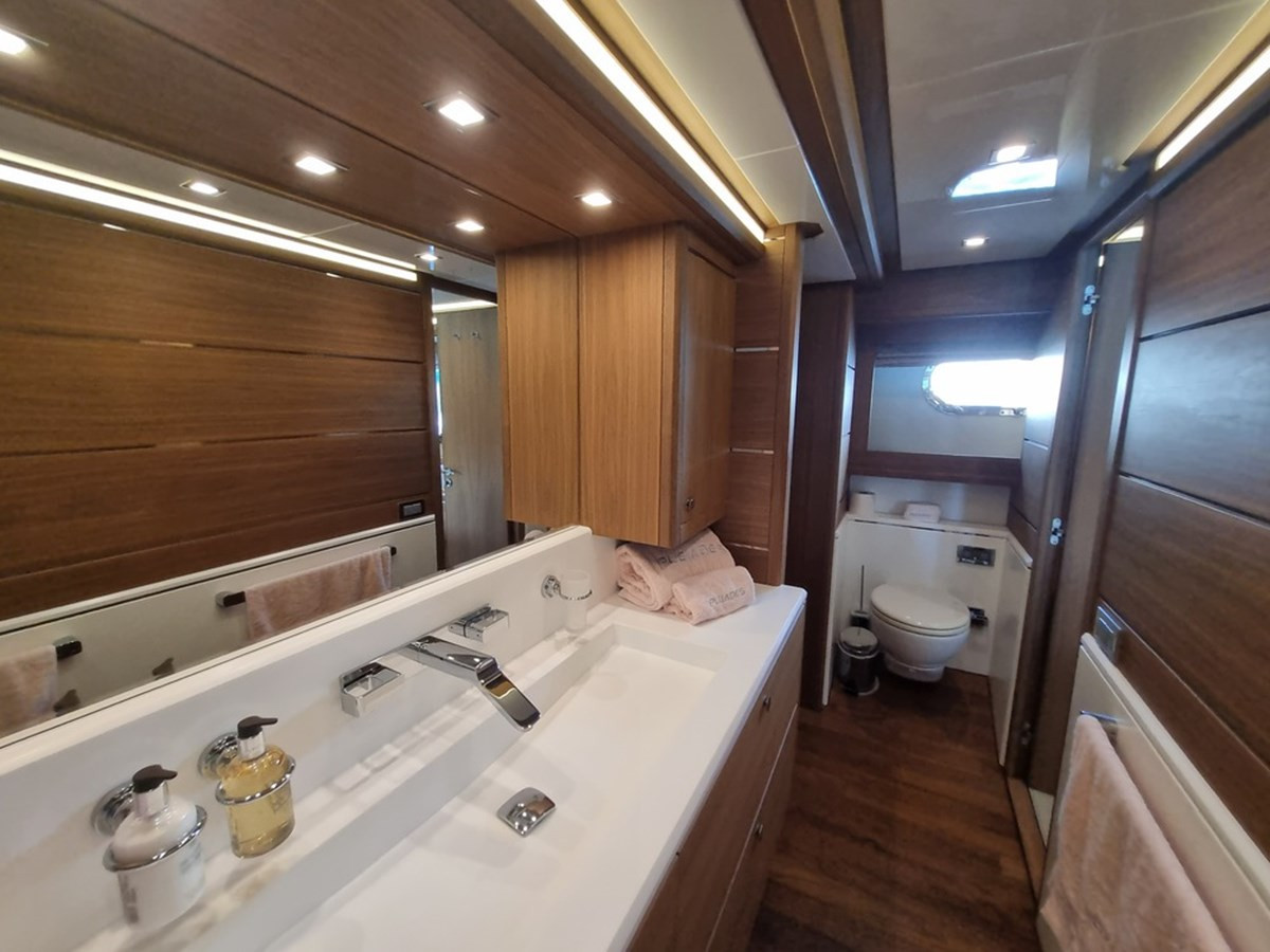 https://arconyachts.ams3.digitaloceanspaces.com/105028/conversions/large_3877069-optimize.jpg