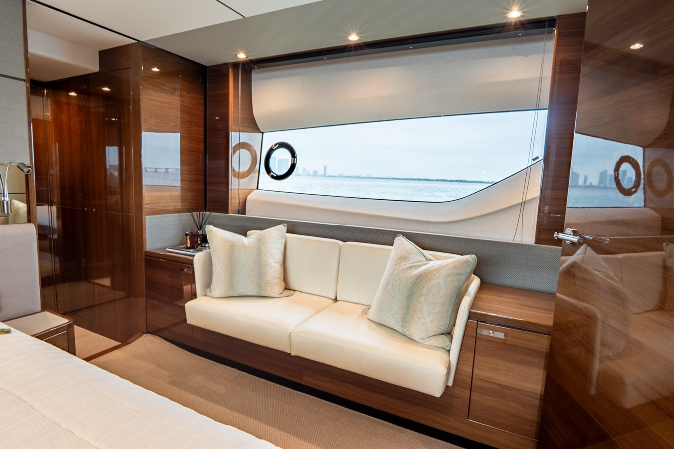 https://arconyachts.ams3.digitaloceanspaces.com/105038/conversions/large_4065761-optimize.jpg