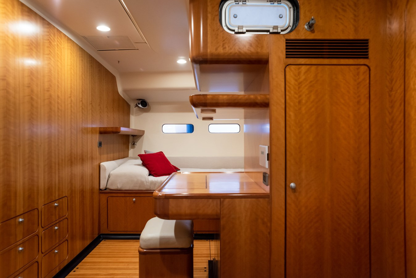 https://arconyachts.ams3.digitaloceanspaces.com/105084/conversions/large_3867260-optimize.jpg