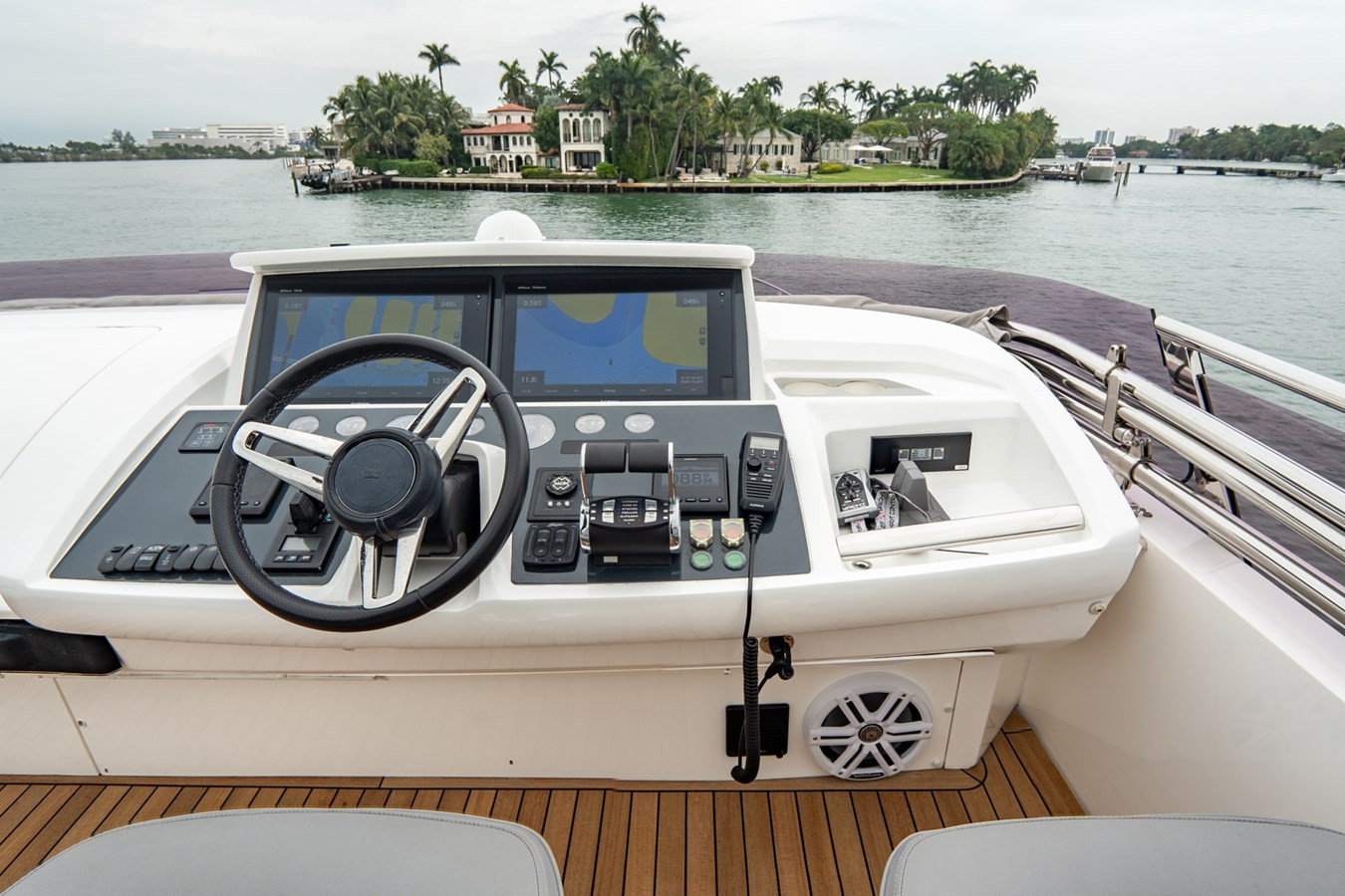 https://arconyachts.ams3.digitaloceanspaces.com/105118/conversions/large_4065797-optimize.jpg