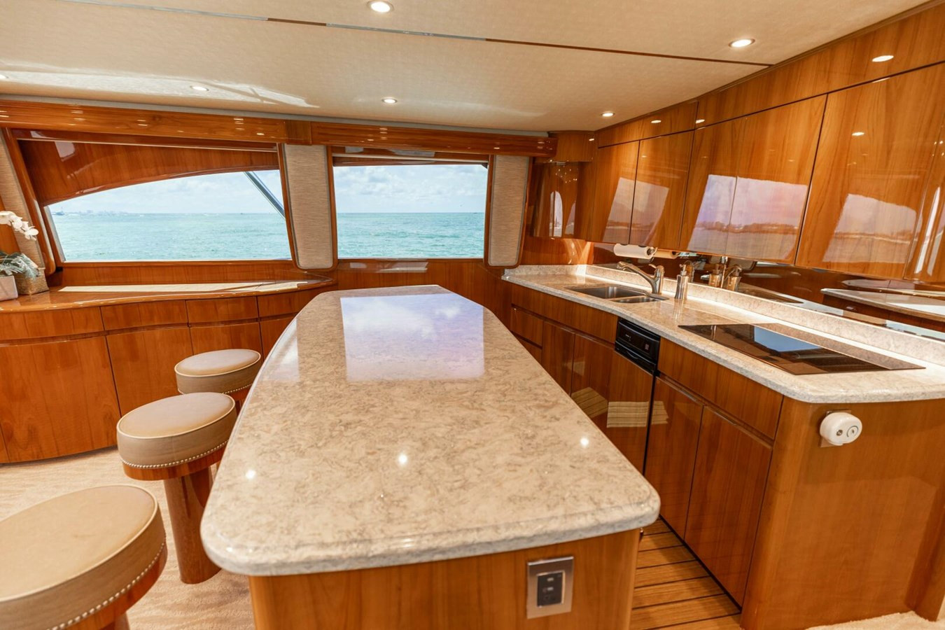 https://arconyachts.ams3.digitaloceanspaces.com/105156/conversions/large_4833343-optimize.jpg