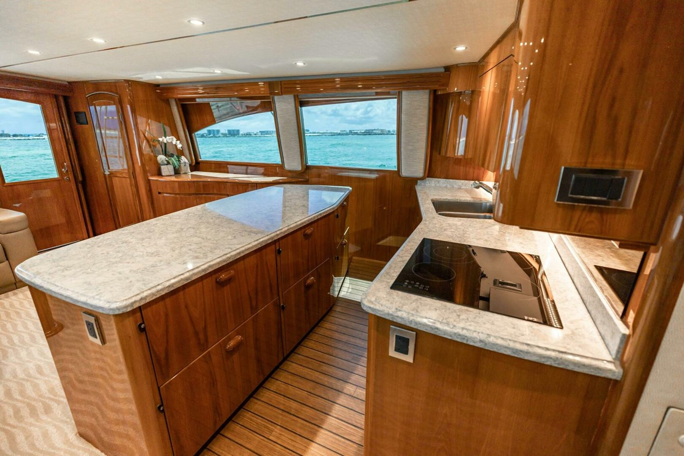 https://arconyachts.ams3.digitaloceanspaces.com/105159/conversions/large_4833344-optimize.jpg