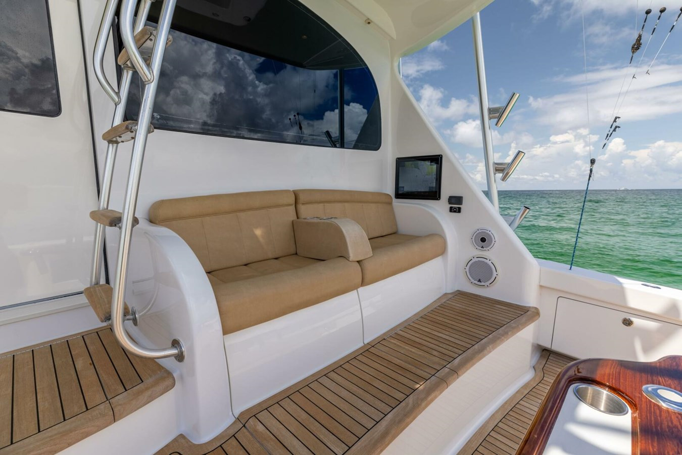 https://arconyachts.ams3.digitaloceanspaces.com/105222/conversions/large_4833365-optimize.jpg