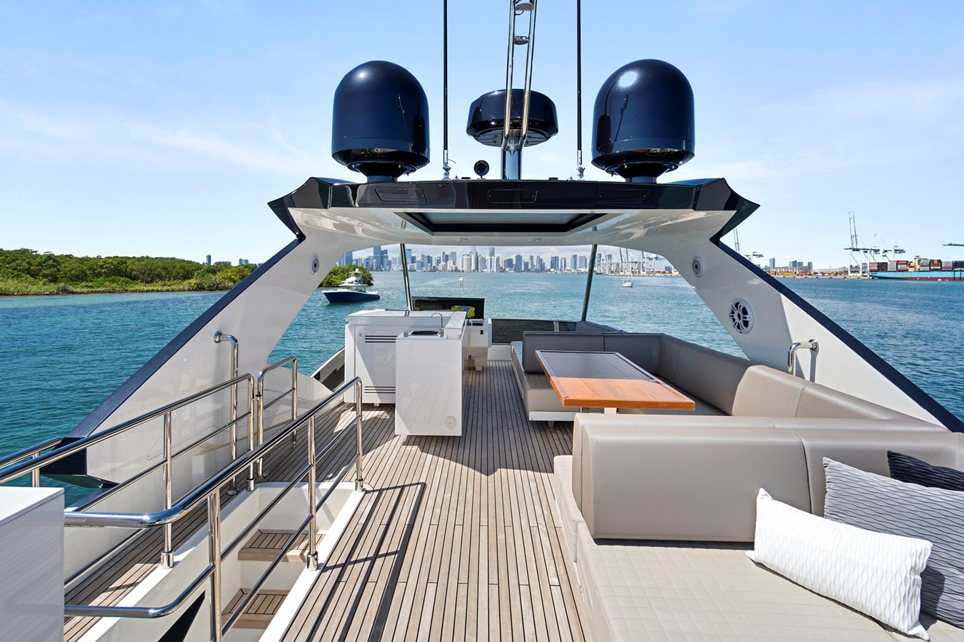 https://arconyachts.ams3.digitaloceanspaces.com/105299/conversions/large_4748480-optimize.jpg