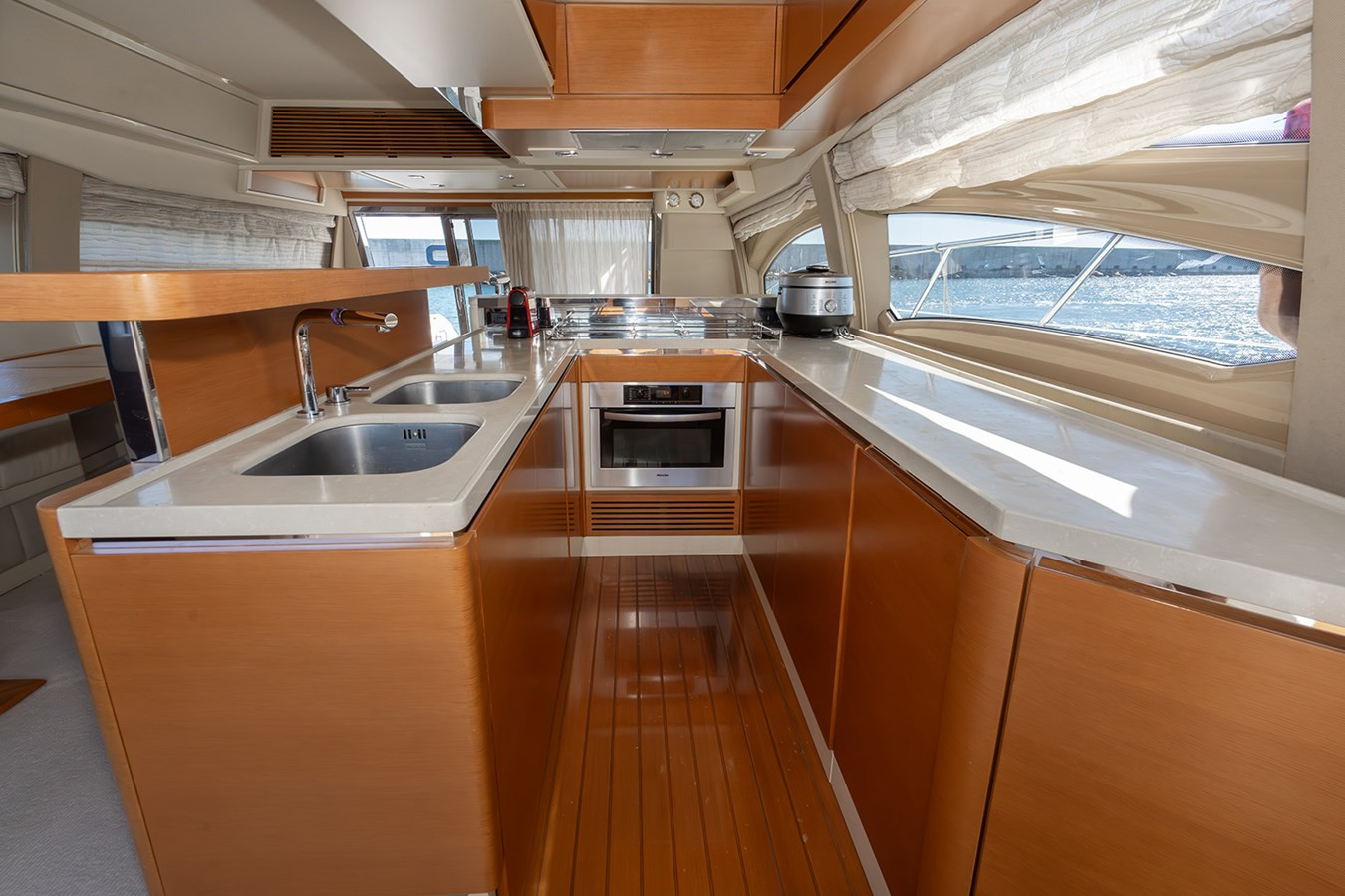 https://arconyachts.ams3.digitaloceanspaces.com/105344/conversions/large_3944693-optimize.jpg