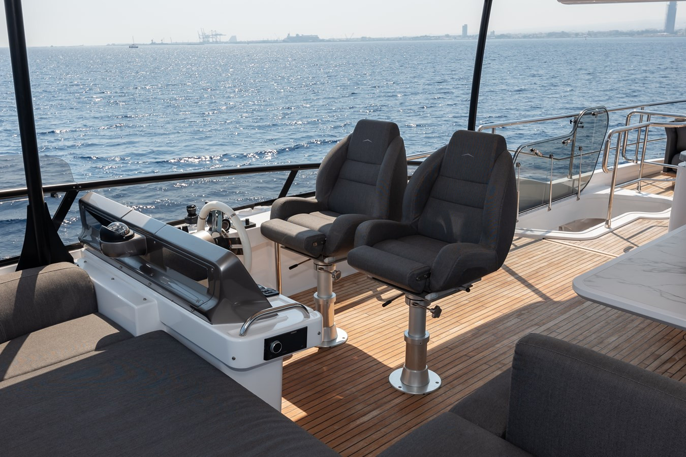 https://arconyachts.ams3.digitaloceanspaces.com/105425/conversions/large_4271316-optimize.jpg
