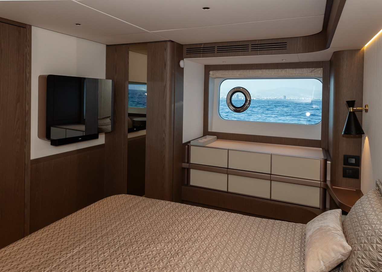 https://arconyachts.ams3.digitaloceanspaces.com/105450/conversions/large_4271326-optimize.jpg