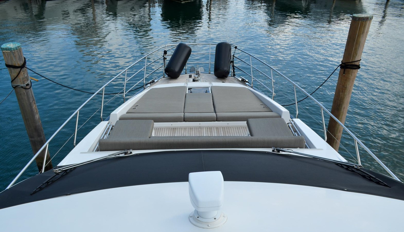 https://arconyachts.ams3.digitaloceanspaces.com/105526/conversions/large_4078897-optimize.jpg