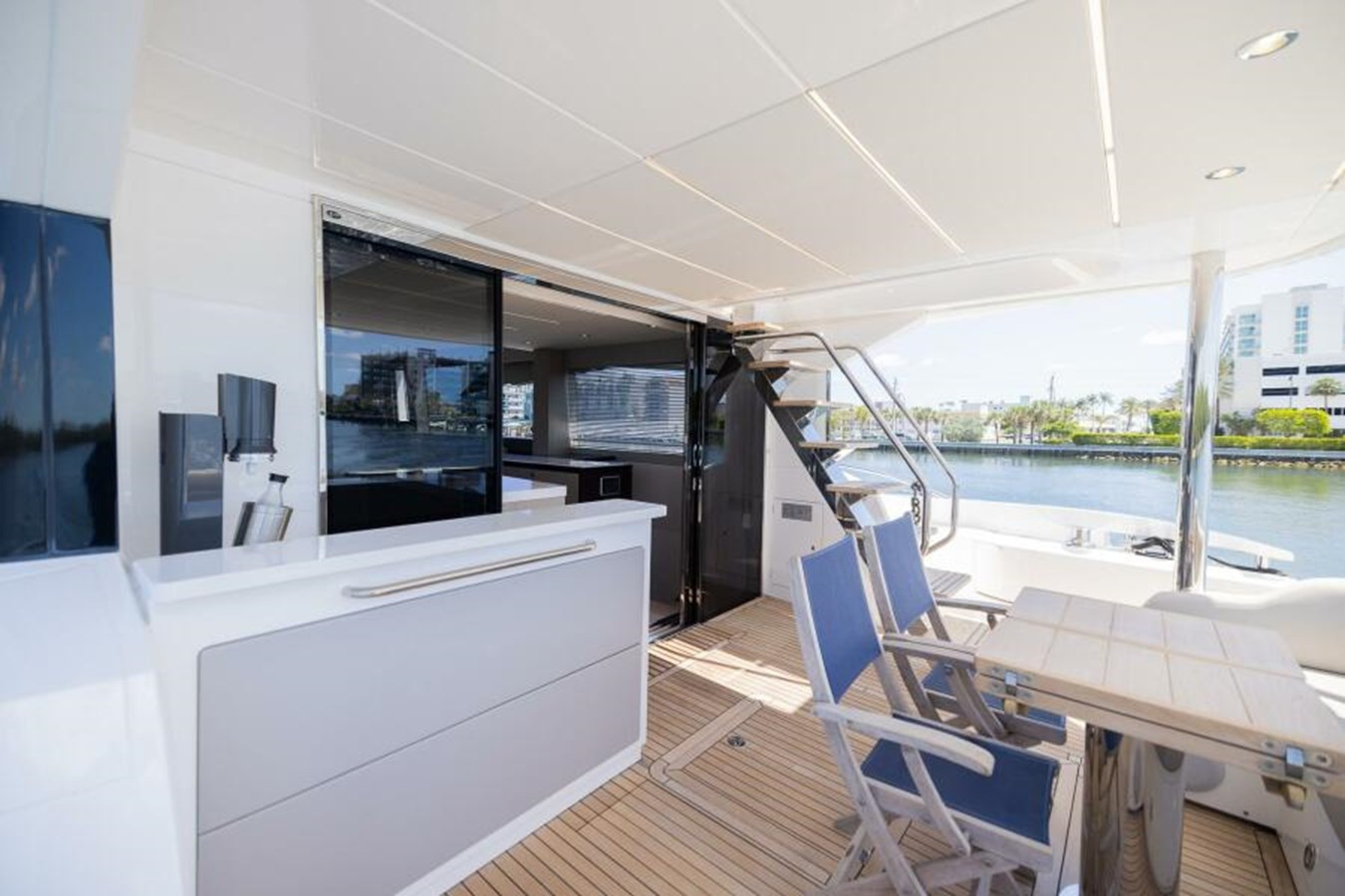 https://arconyachts.ams3.digitaloceanspaces.com/105749/conversions/large_4164579-optimize.jpg