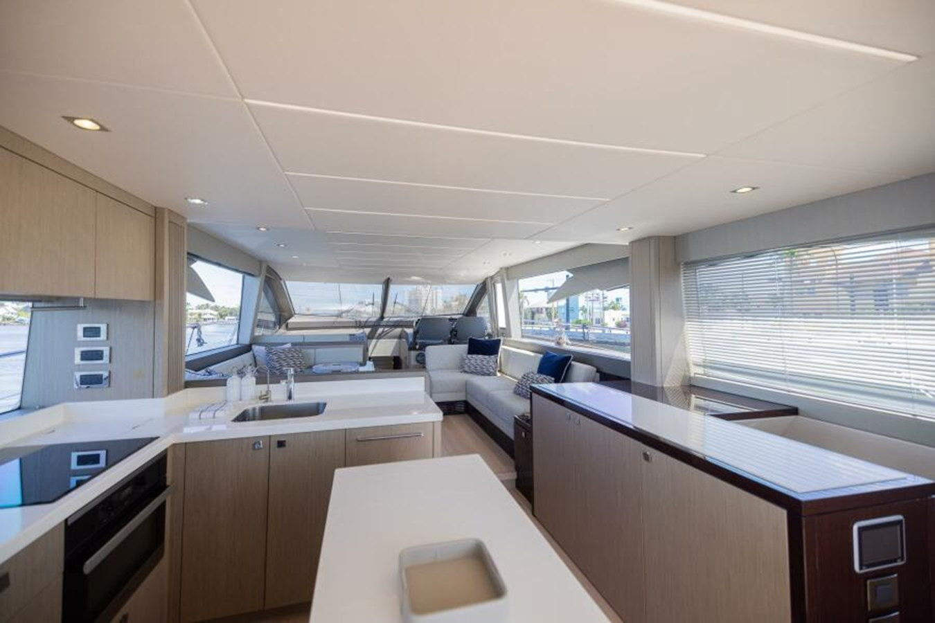 https://arconyachts.ams3.digitaloceanspaces.com/105774/conversions/large_4164589-optimize.jpg