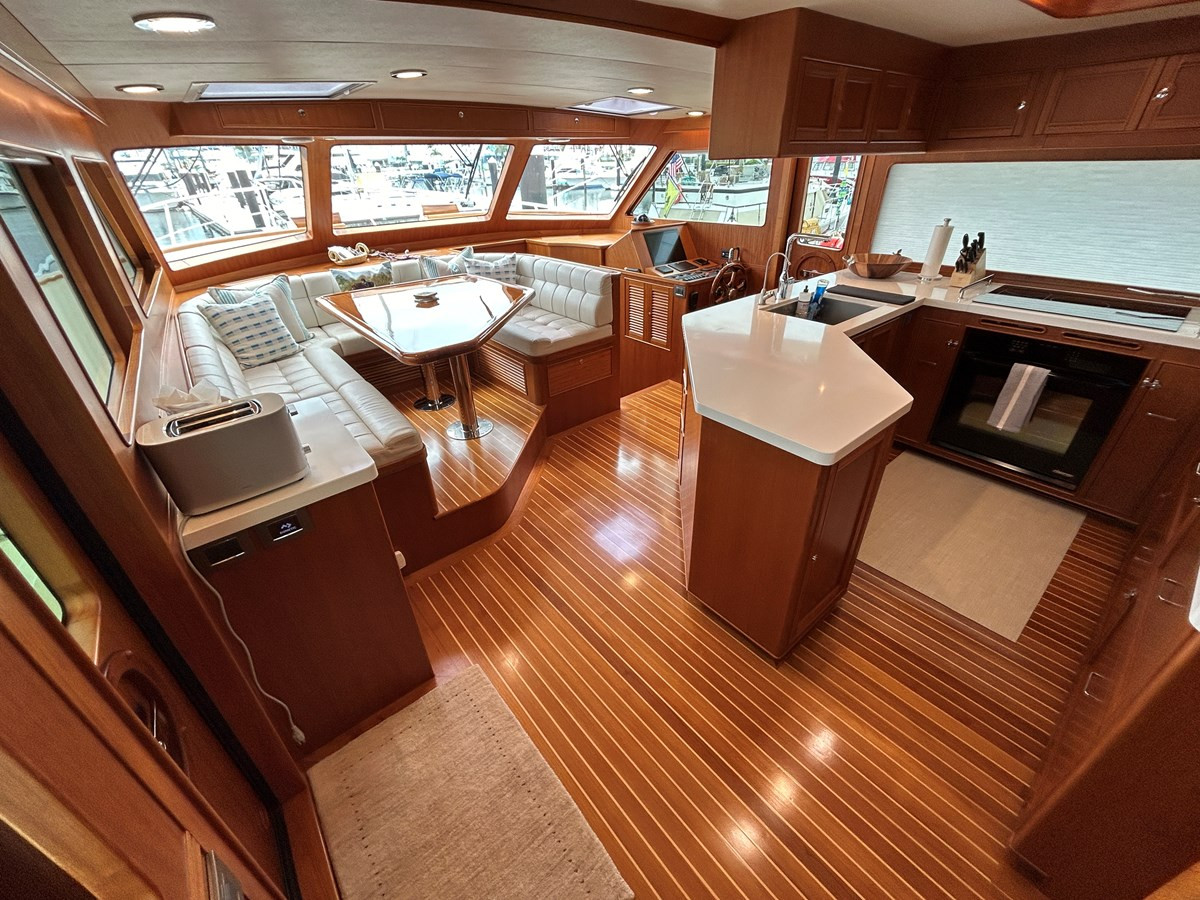 https://arconyachts.ams3.digitaloceanspaces.com/105921/conversions/large_4334947-optimize.jpg
