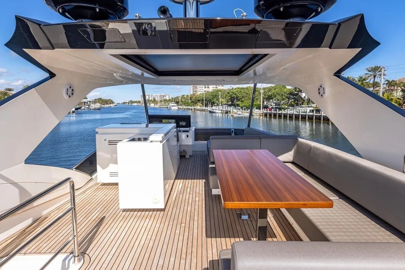 https://arconyachts.ams3.digitaloceanspaces.com/106016/conversions/large_4544977-optimize.jpg