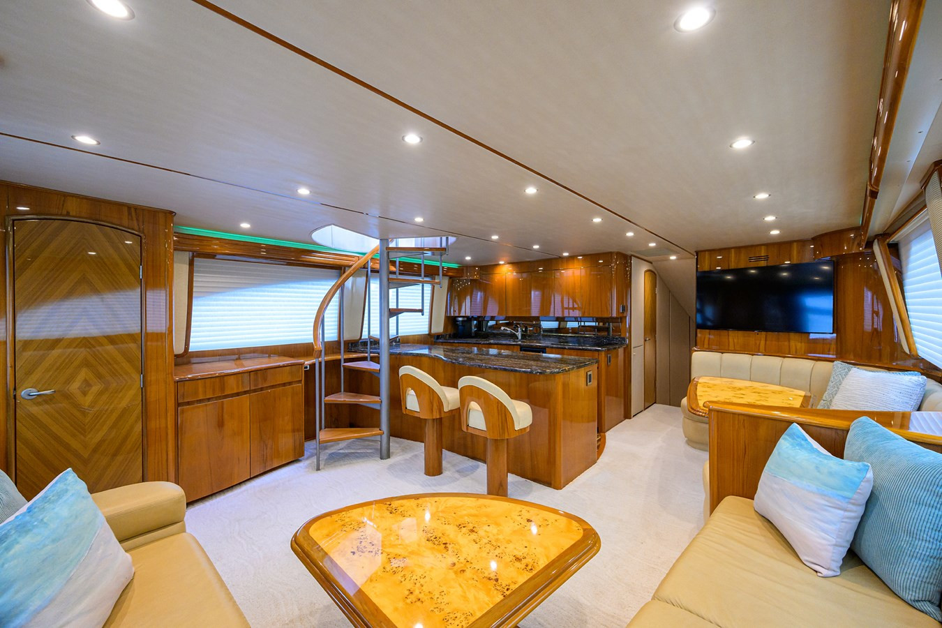 https://arconyachts.ams3.digitaloceanspaces.com/106211/conversions/large_4847876-optimize.jpg