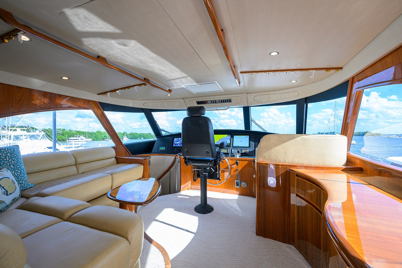 https://arconyachts.ams3.digitaloceanspaces.com/106255/conversions/large_4850798-optimize.jpg