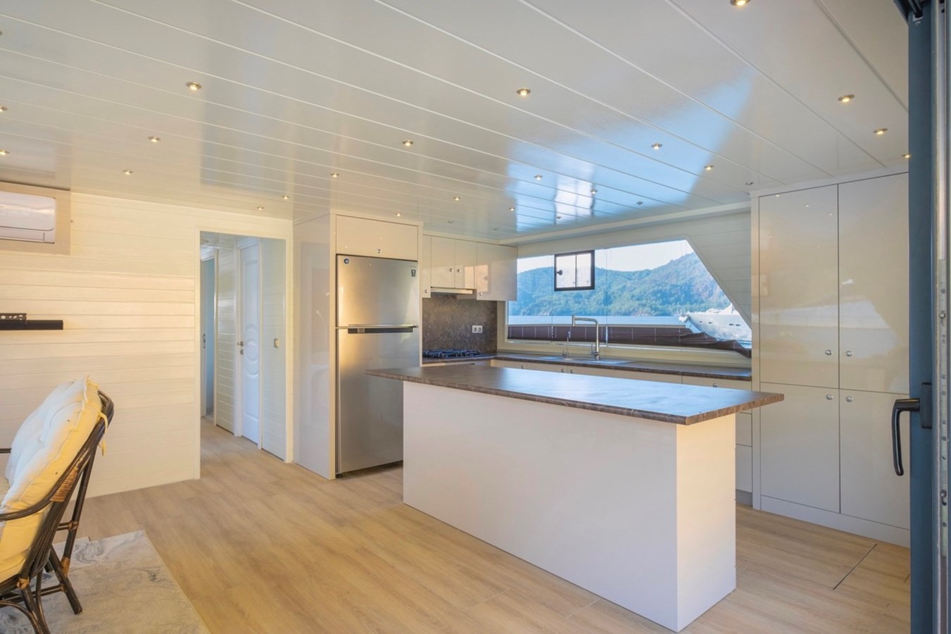 https://arconyachts.ams3.digitaloceanspaces.com/106312/conversions/large_4440587-optimize.jpg