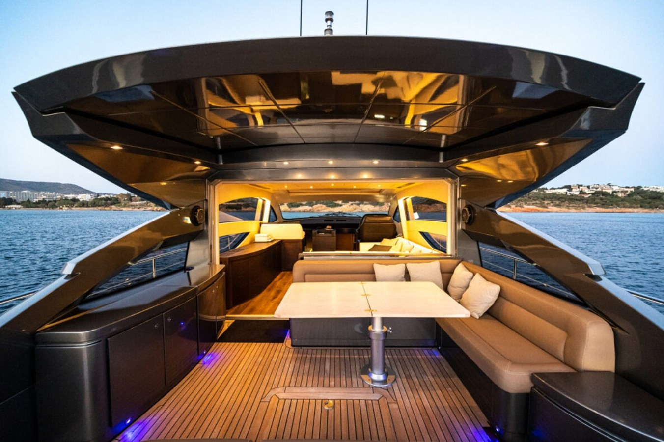 https://arconyachts.ams3.digitaloceanspaces.com/106417/conversions/large_4852389-optimize.jpg