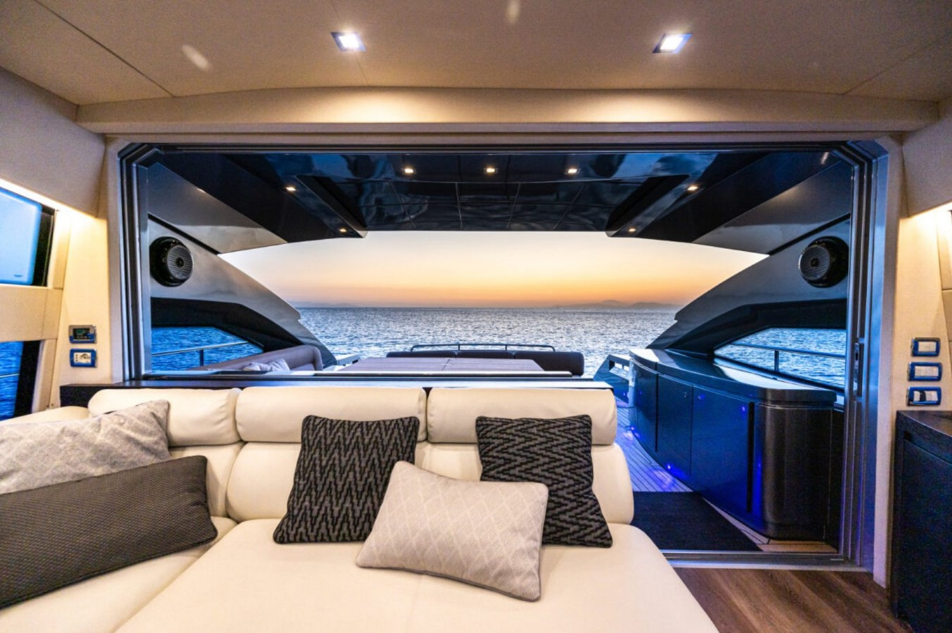 https://arconyachts.ams3.digitaloceanspaces.com/106448/conversions/large_4852397-optimize.jpg