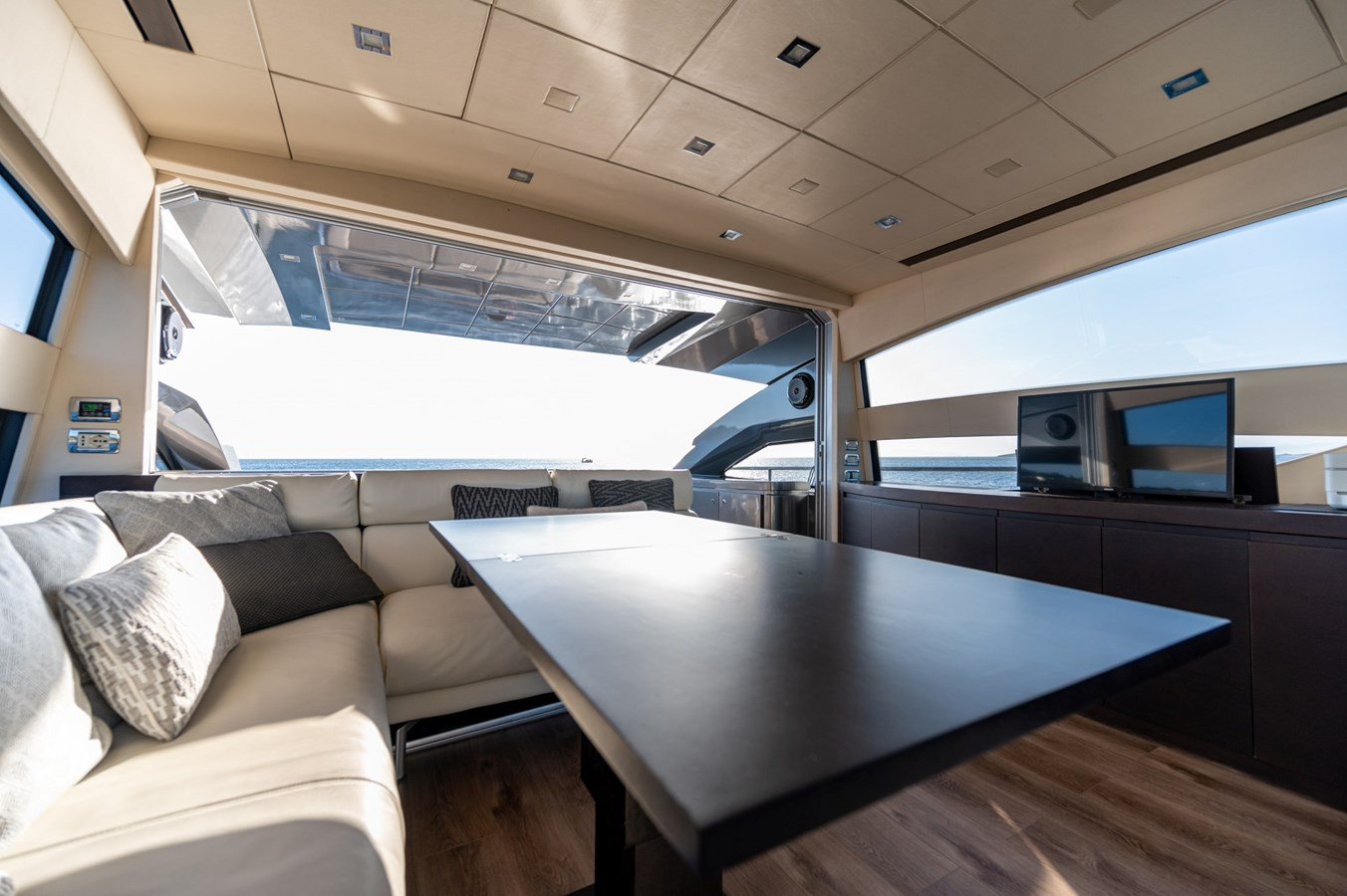 https://arconyachts.ams3.digitaloceanspaces.com/106504/conversions/large_4853883-optimize.jpg