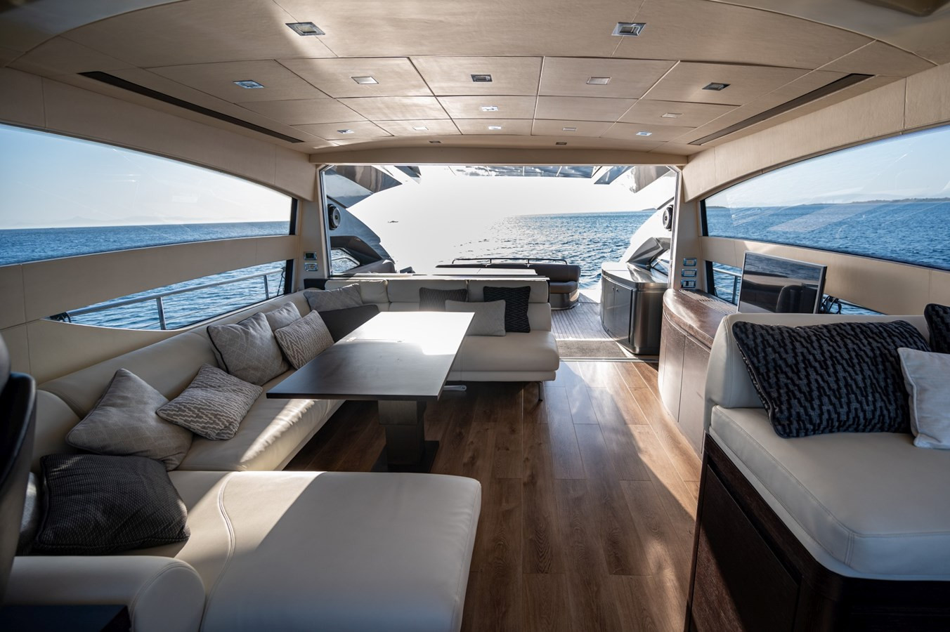 https://arconyachts.ams3.digitaloceanspaces.com/106509/conversions/large_4853885-optimize.jpg