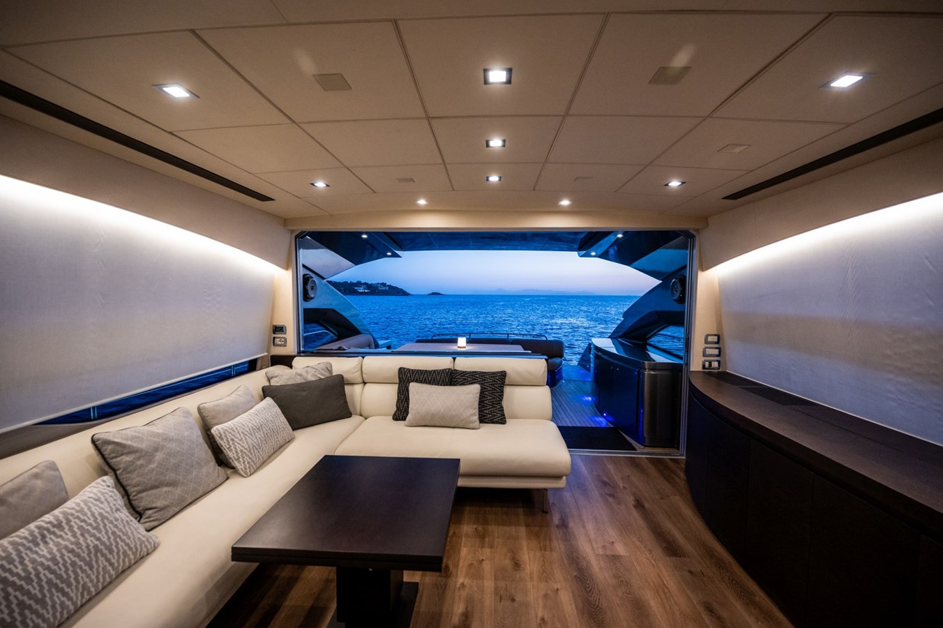 https://arconyachts.ams3.digitaloceanspaces.com/106514/conversions/large_4853888-optimize.jpg