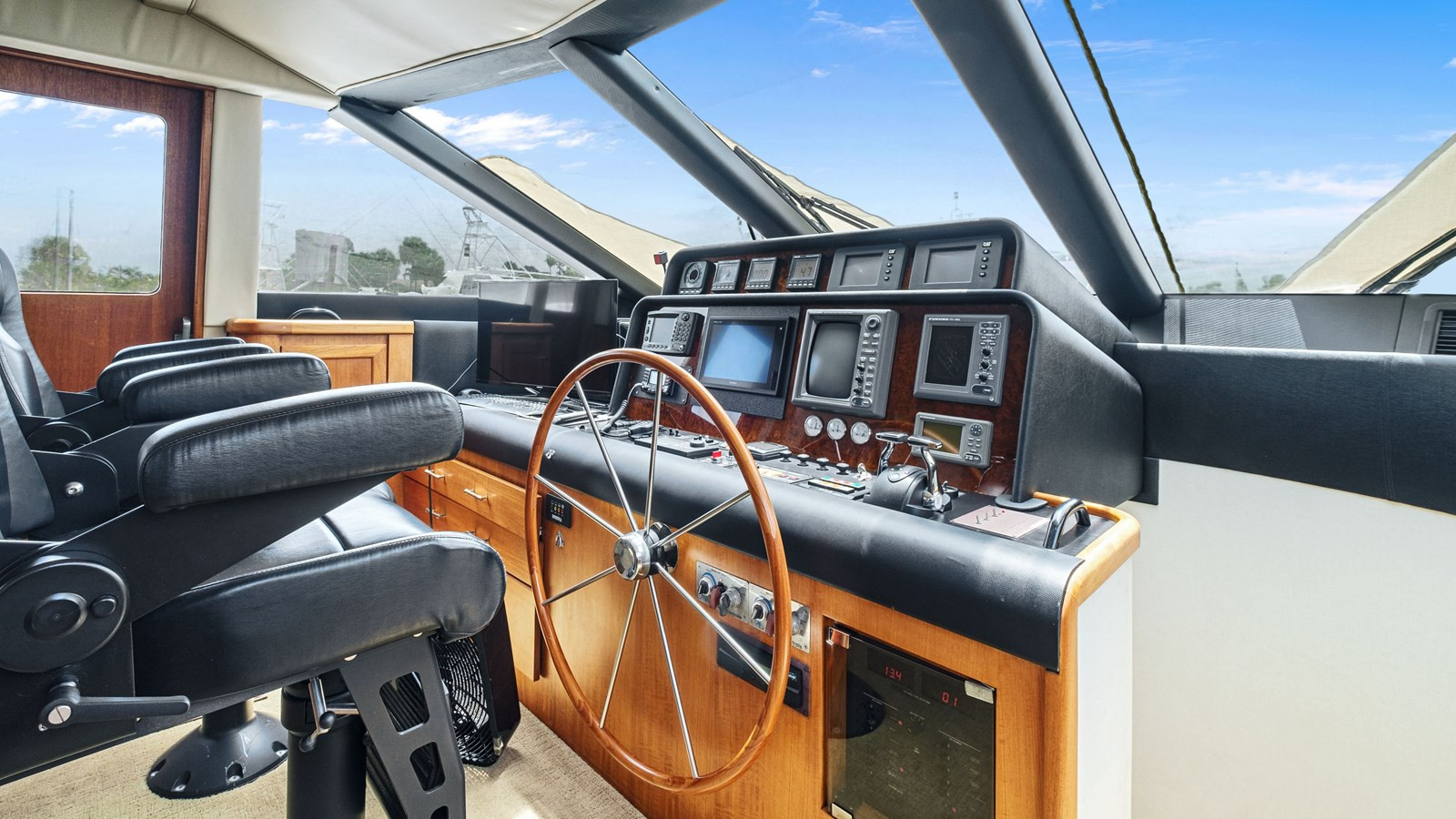 https://arconyachts.ams3.digitaloceanspaces.com/106670/conversions/large_3291537-optimize.jpg
