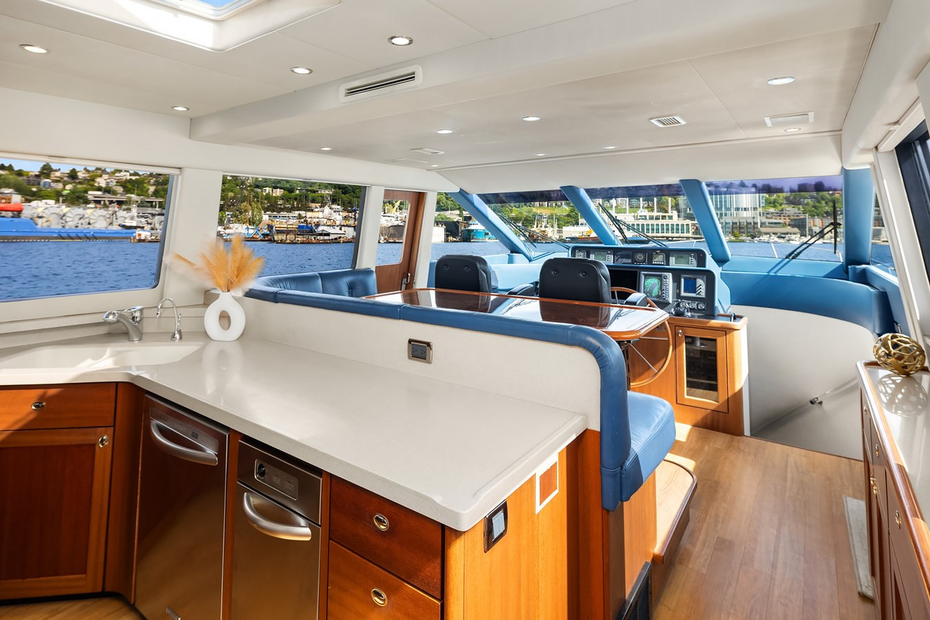https://arconyachts.ams3.digitaloceanspaces.com/106755/conversions/large_4672222-optimize.jpg