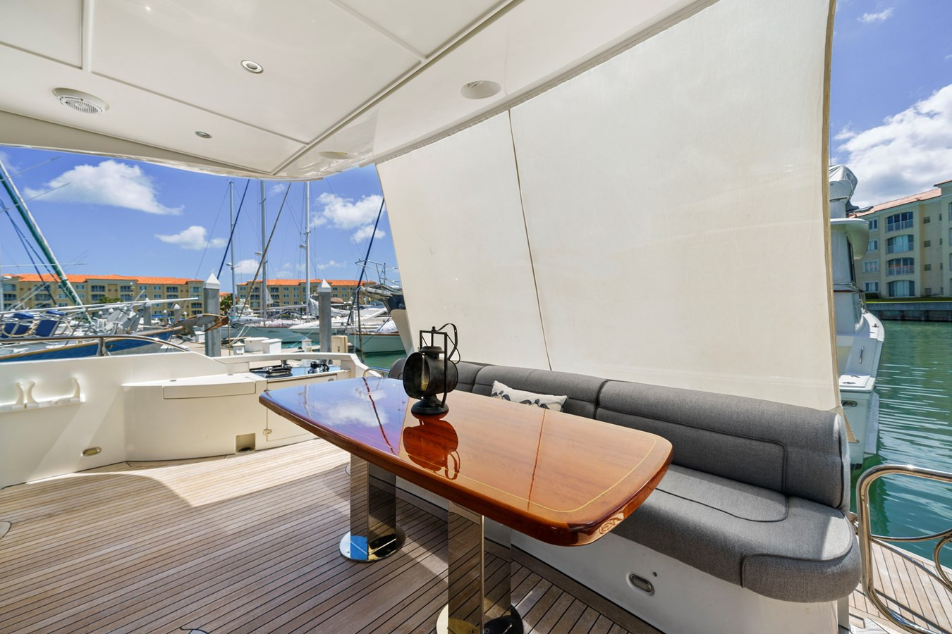 https://arconyachts.ams3.digitaloceanspaces.com/106775/conversions/large_3513633-optimize.jpg