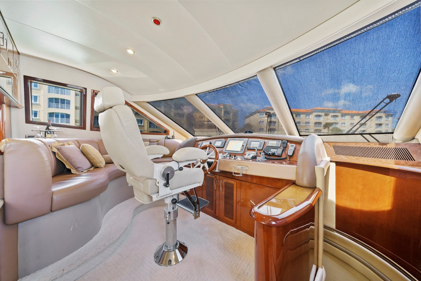 https://arconyachts.ams3.digitaloceanspaces.com/106795/conversions/large_3513630-optimize.jpg