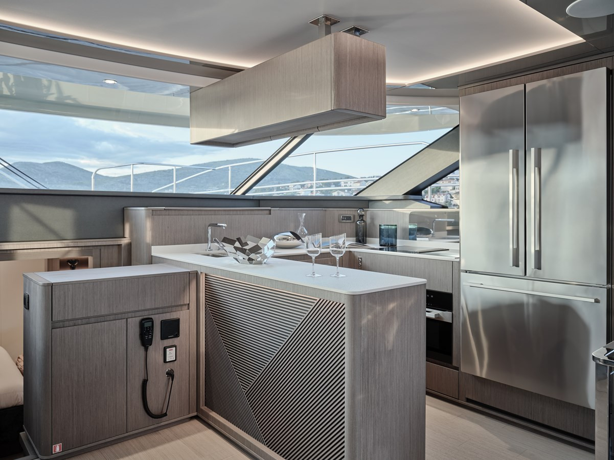 https://arconyachts.ams3.digitaloceanspaces.com/106911/conversions/large_3941503-optimize.jpg