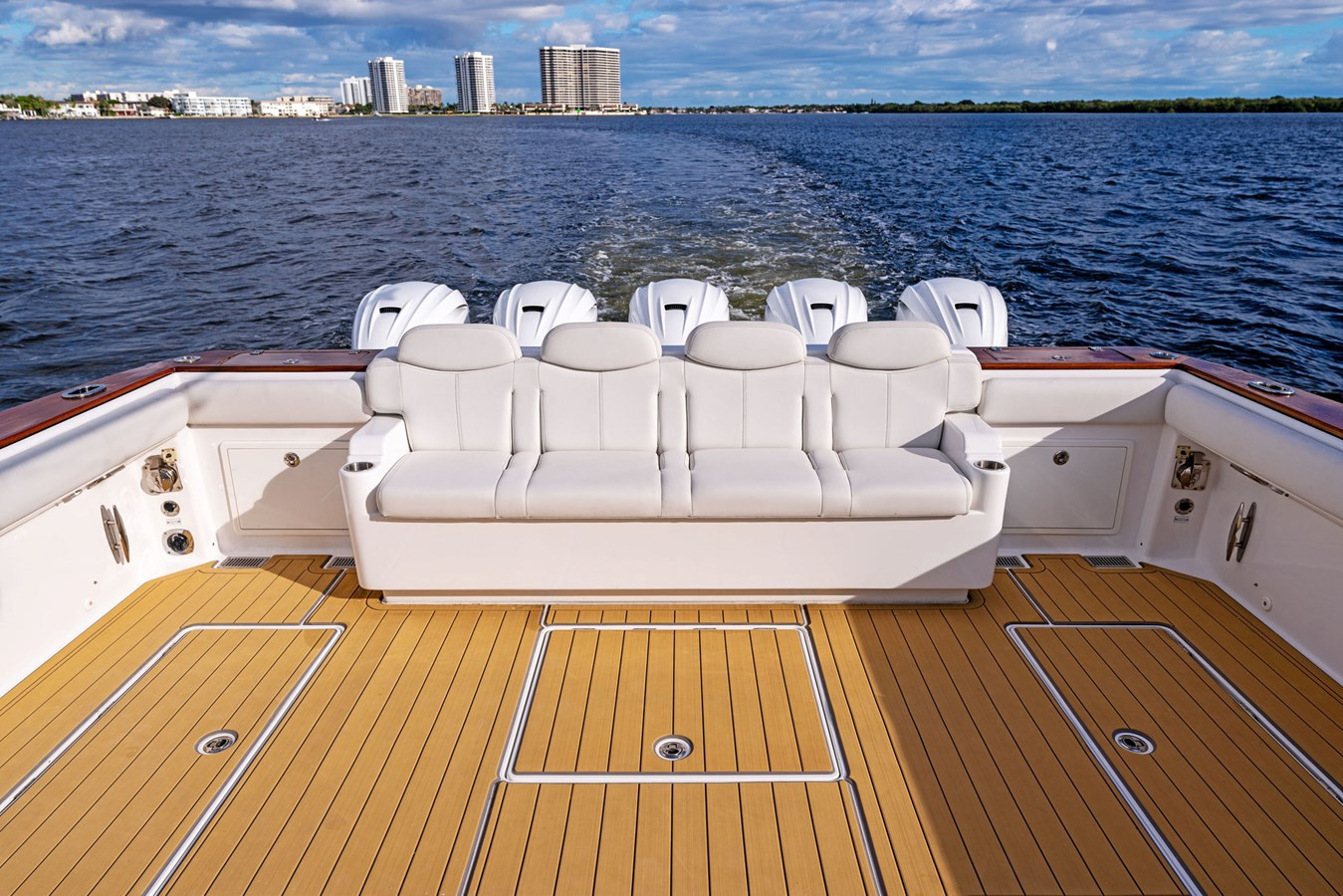 https://arconyachts.ams3.digitaloceanspaces.com/107047/conversions/large_4061962-optimize.jpg