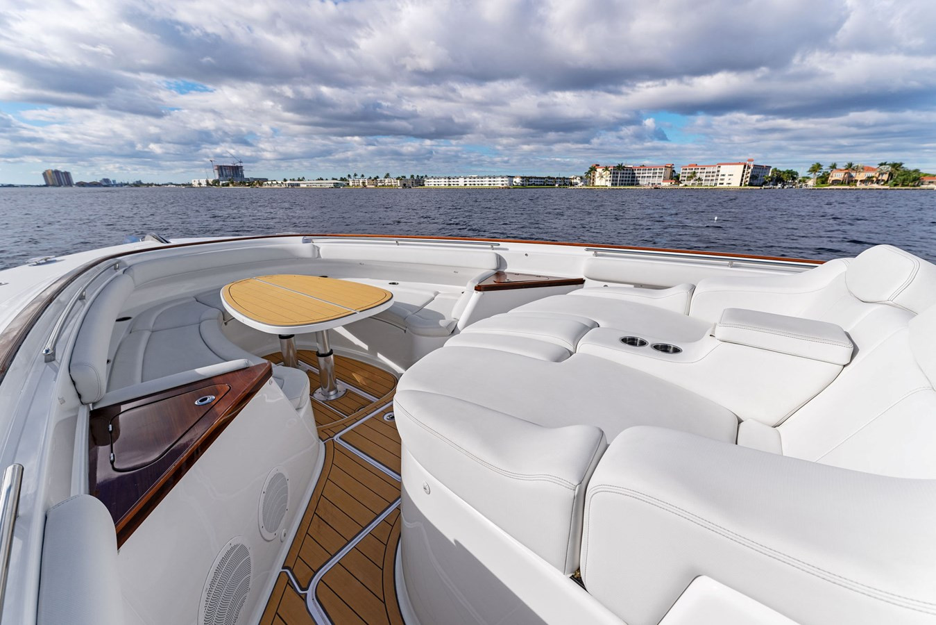 https://arconyachts.ams3.digitaloceanspaces.com/107056/conversions/large_4061973-optimize.jpg